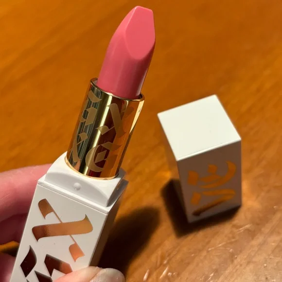 GXVE by Gwen Stefani Plumping Lip Balm - Picture 4 of 16